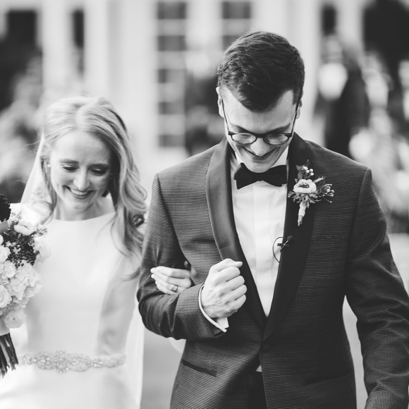 Welcome to my closet! Let’s shop! 🛍 - Picture 4 of 6